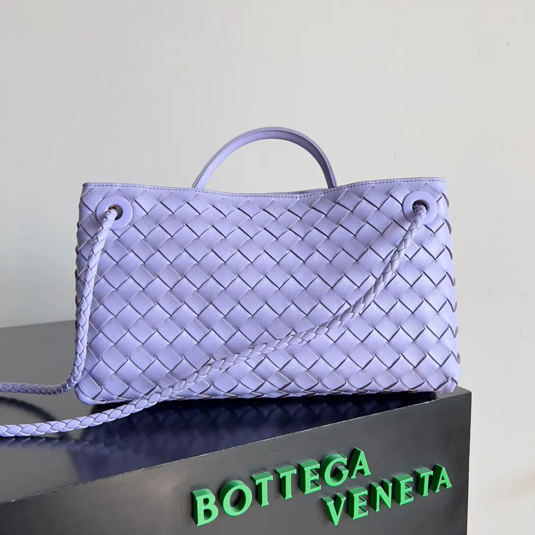 BV 1960 BV Lin Xinru, Ken Dou, Zhou Yutong, Zhu Zhu and other similar models, Andiamo Italian Let'go's new horizontal version design is more refined and elegant. The horizontal version presents a light and fashionable feeling that is more suitable for the body shape of Asian girls. The actual upper body is really awesome! Practicality and elegance coexist! 🉑️Carry it by hand, shoulder or crossbody, the law of true fragrance🥳 Style number: 754990 Size: 29*10*18
